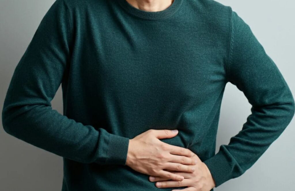 요로결석의 대표적인 초기증상인 극심한 옆구리 통증을 느끼며 고통스러워하는 환자의 모습