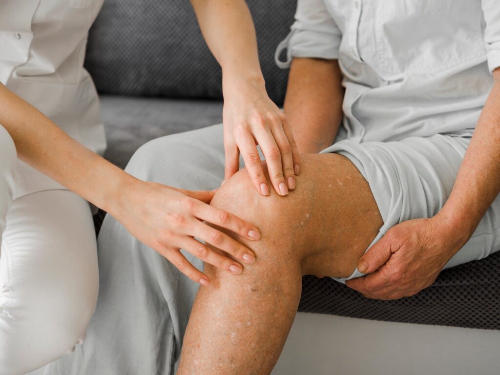 정형외과 병원에서 무릎 X-ray 사진을 보며 연골 마모와 관절염 진행 단계를 진단받는 진료 과정
