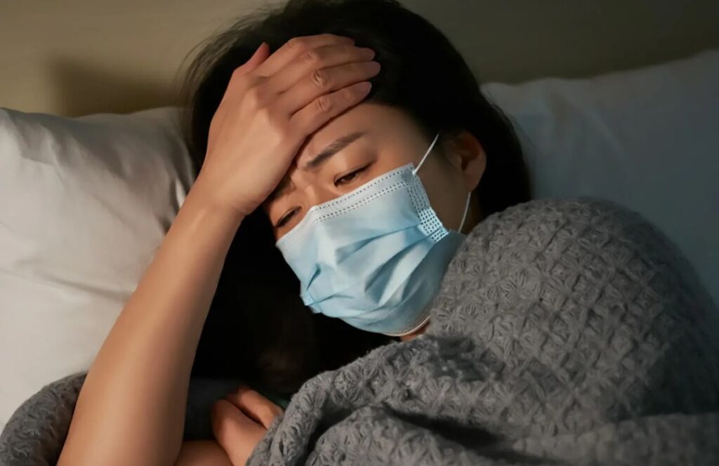 면역력 저하 증상으로 인해 자주 감기에 걸리는 사람의 모습