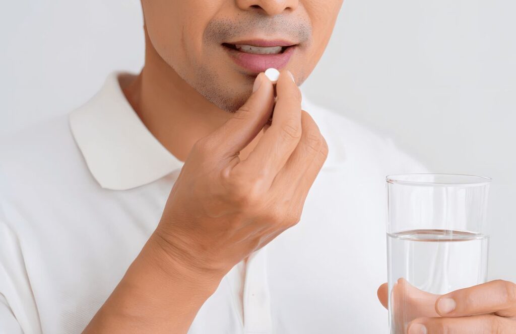페루산 아연과 아르기닌 성분을 고농축하여 하루 활력 충전과 만성 피로 해소를 돕는 프리미엄 블랙마카 영양제 캡슐의 모습
