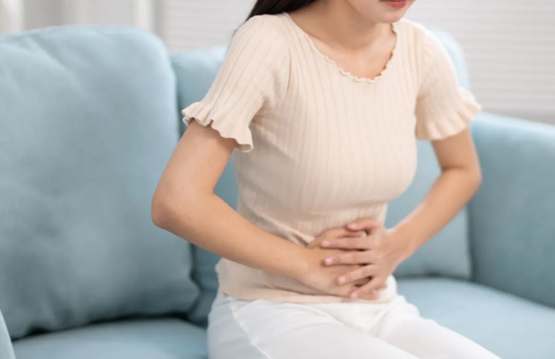 면역력 저하로 인해 분비물 증가와 가려움증 등 질염 초기증상을 겪으며 해결 방법을 찾아보는 여성의 모습
