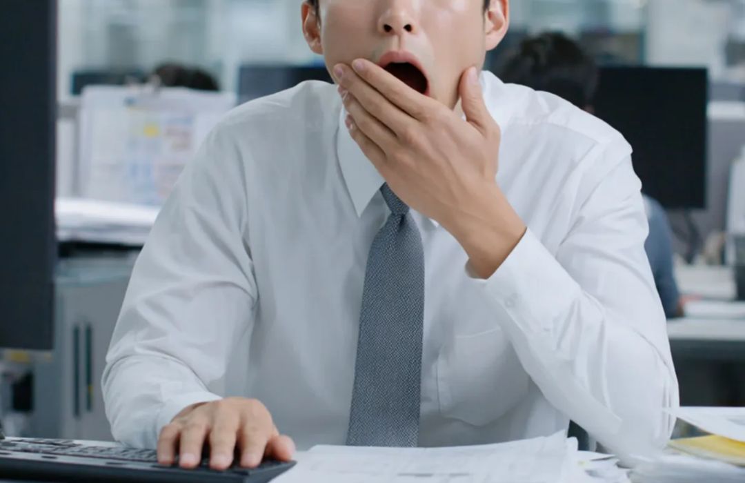 밥만 먹으면 졸린 이유인 식곤증을 단순 피로로 넘기지 않고 탄수화물 중독과 인슐린 저항성 신호로 분석하여 오후 업무 집중도를 지켜내는 직장인 건강 관리 가이드