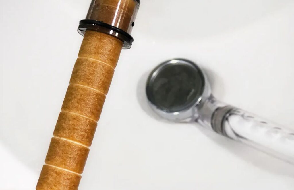 맑았던 하얀색 세디먼트 필터가 우리 집 수돗물 속 불순물을 걸러내며 시커멓게 변해버린 2주 뒤 모습