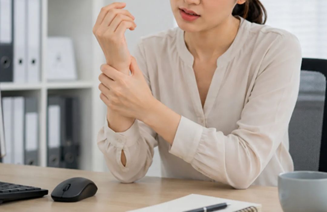손발이 저린 이유를 단순 피로로 방치하지 않고 말초신경병증 초기증상으로 파악하여 손목 터널 증후군과 신경 손상을 방어하는 직장인 건강 관리 가이드