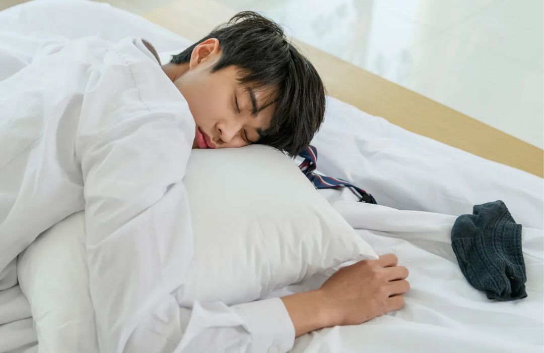 자고 일어나도 개운하지 않은 이유를 파악하고 '수면 무호흡증'이 뇌와 심장에 미치는 영향을 분석하여 만성 피로를 방어하는 직장인 수면 건강 관리 가이드