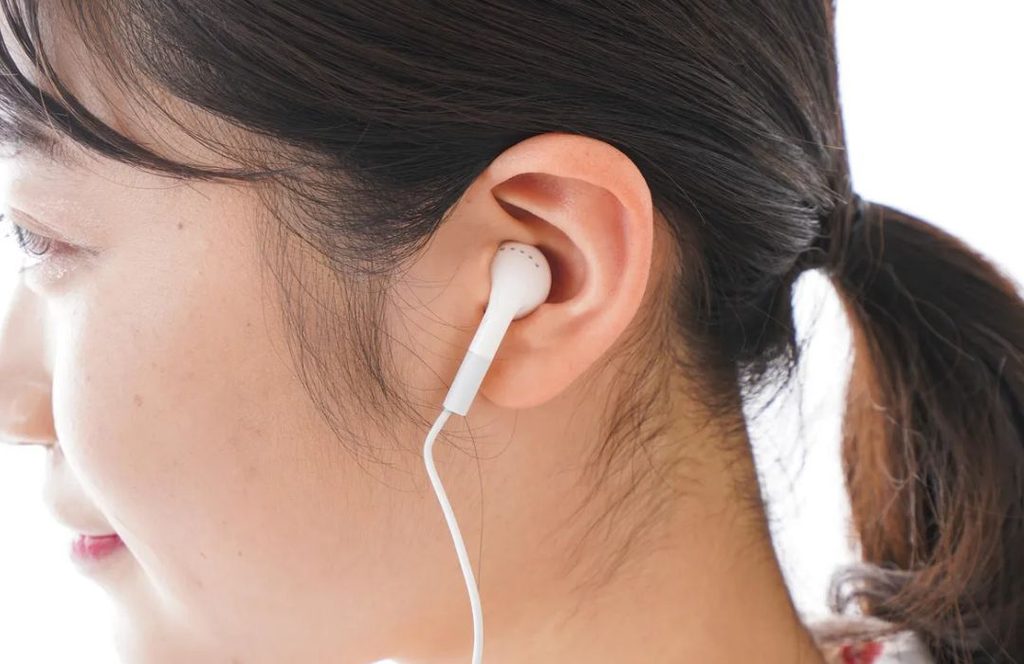 장시간 큰 음량에 노출되지 않도록 이어폰 사용을 쉬면서 청력을 관리하는 모습을 표현한 이미지