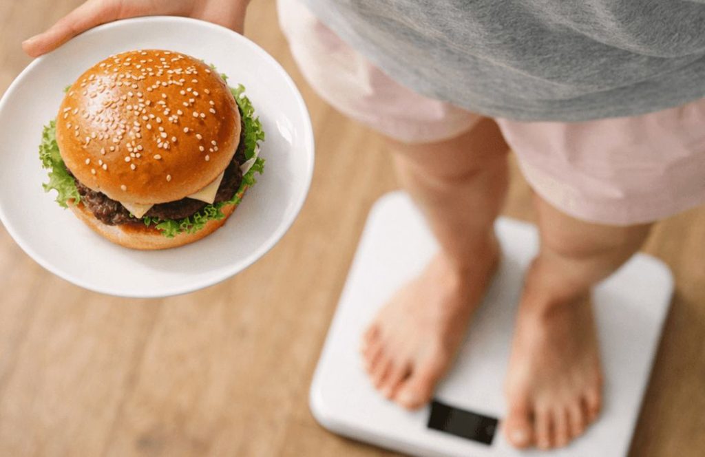 음식과 수분, 나트륨과 글리코겐 등 하루 체중 변화에 영향을 줄 수 있는 요인을 표현한 이미지
