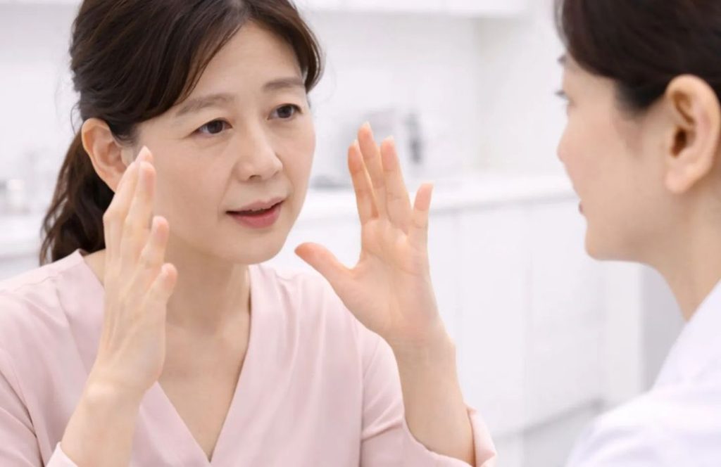 새로운 비문이나 광시증이 발생했을 때 망막 상태를 확인하기 위해 안과 검사를 받는 상황을 표현한 이미지