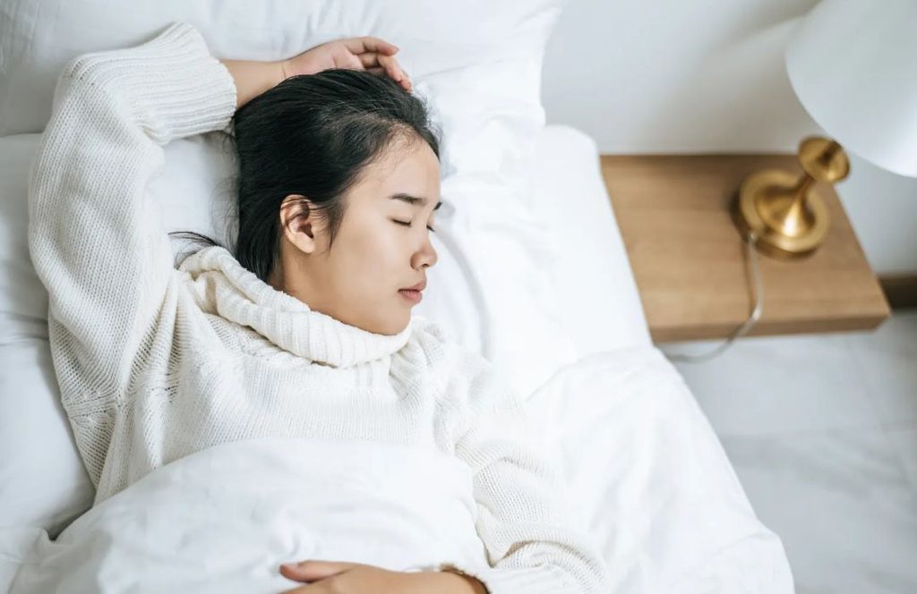 잠자는 동안 한쪽 팔에 압력이 가해질 수 있는 수면 자세를 표현한 이미지